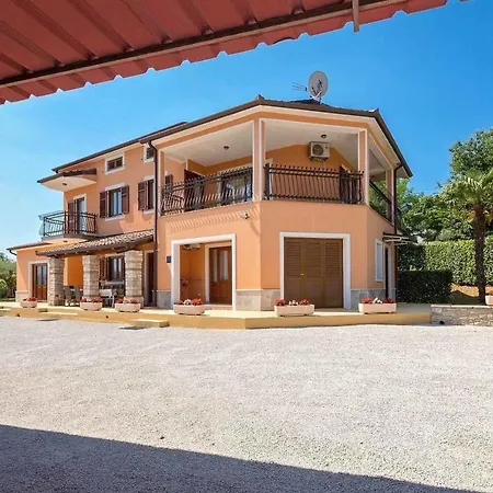 House Parenzana Casa de Férias *